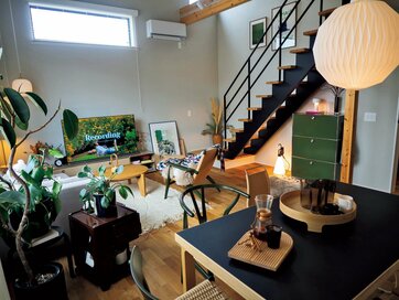 暮らし上手のインテリア4例。「グリーン使い」や「家具の色や配置」でおしゃれ見え