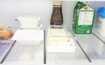 かさばるカゴ収納、本当に必要？冷蔵庫や棚にマスキングテープで置き場所指定