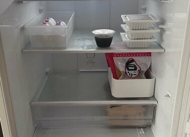 母子3人、団地暮らしの「冷蔵庫の中身」。食材を収納する前に必ず行っていること