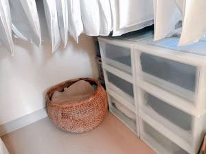 隅にカゴ