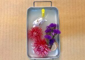 少し固まりはじめたところでリボンをつける部分にストローを刺します。