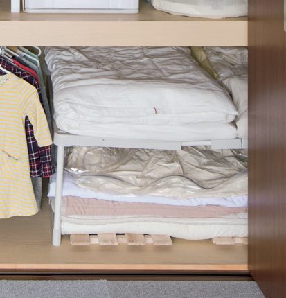 コの字棚を使って高さを分割し布団の収納スペースに