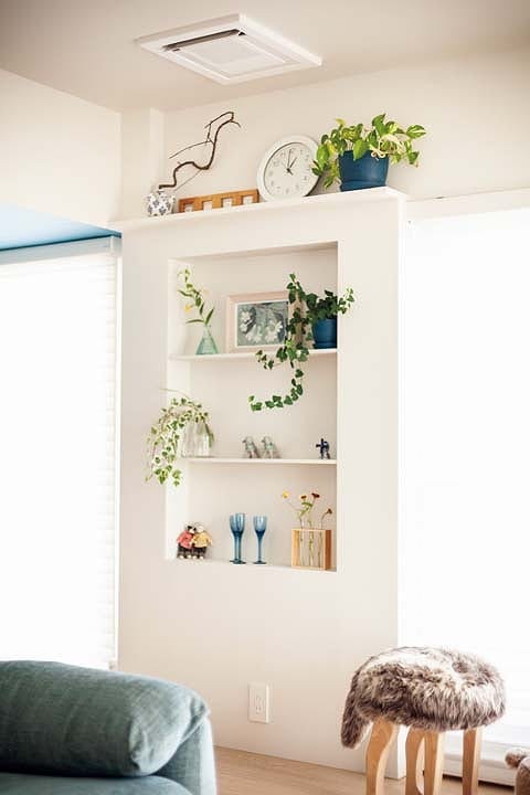 グリーンや雑貨を飾ったニッチ