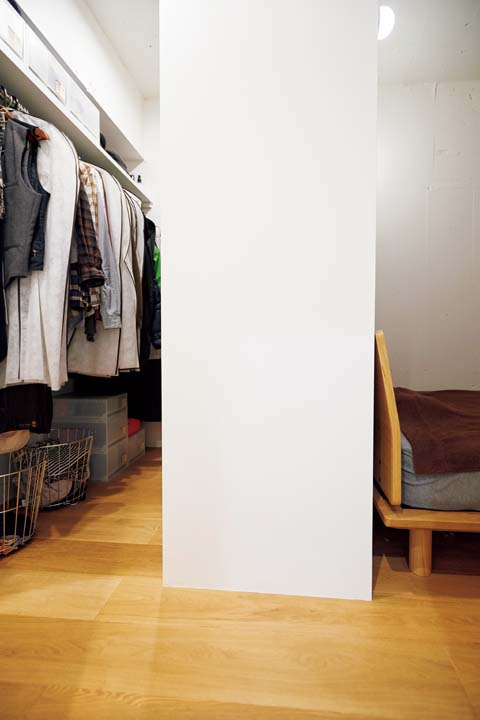 コンパクトな広さにして収納を充実させた寝室