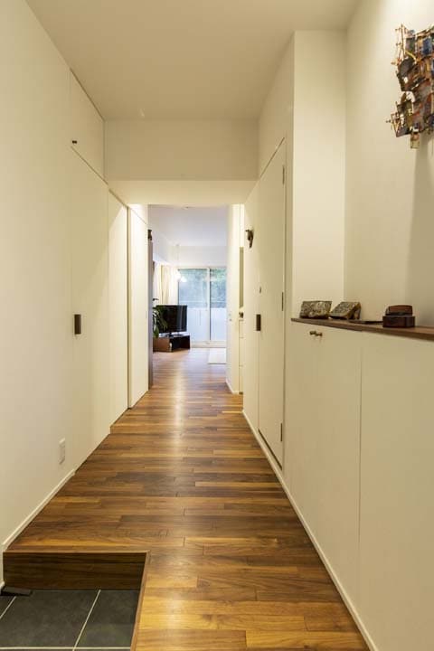 玄関からリビングへ続く通路