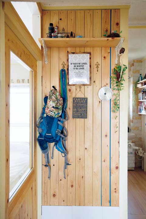 LDKの出入り口横は板壁に