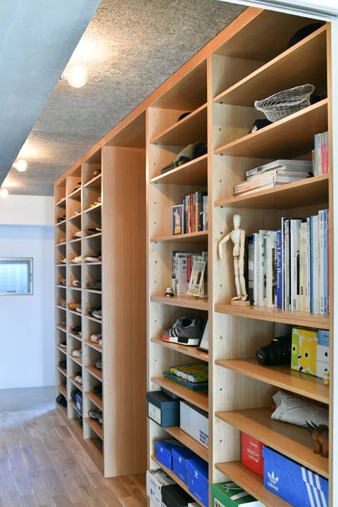 天井は木毛セメントで仕上げ、ライティングレールを設置