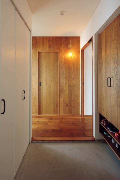 両サイドに収納を備えた玄関