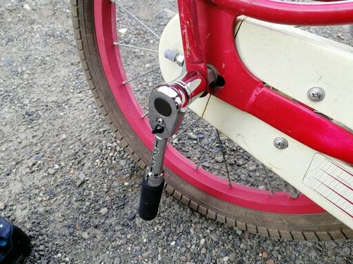 ナットなどの金具をはずすレンチ