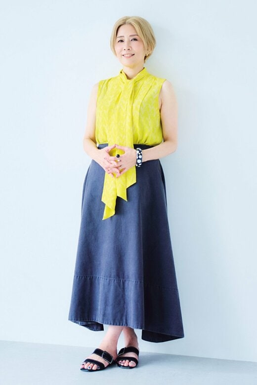 漫画家のひうらさんが立っている様子