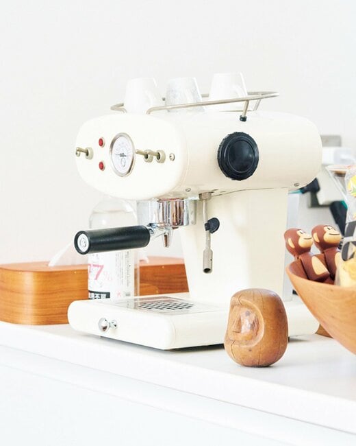 白いエスプレッソマシンと木製の雑貨