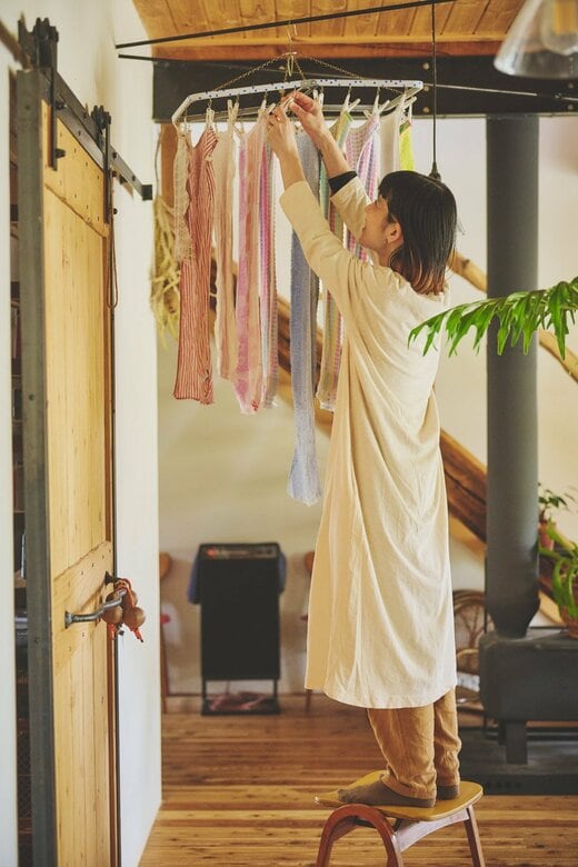 洗濯物を干す宇佐美さん