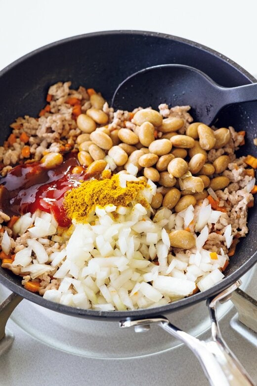 フライパンで具材を混ぜる