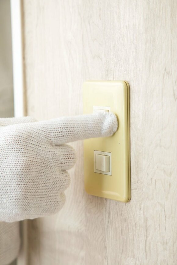 軍手でスイッチをおす