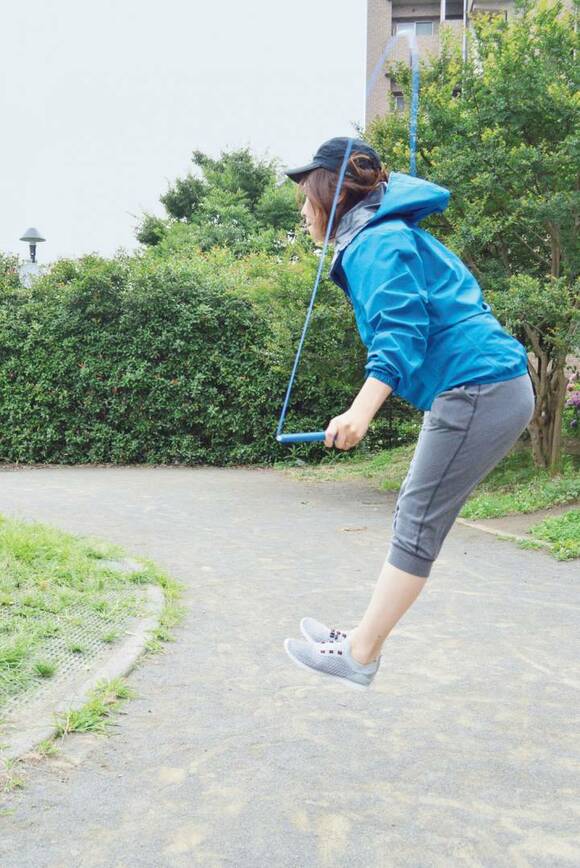 縄跳びをする女性