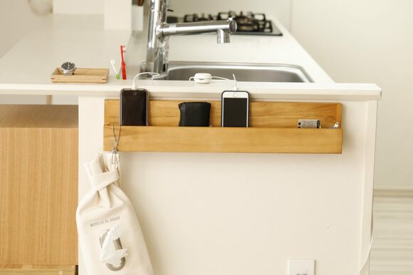 スマホなどの置き場を玄関からの通り道に