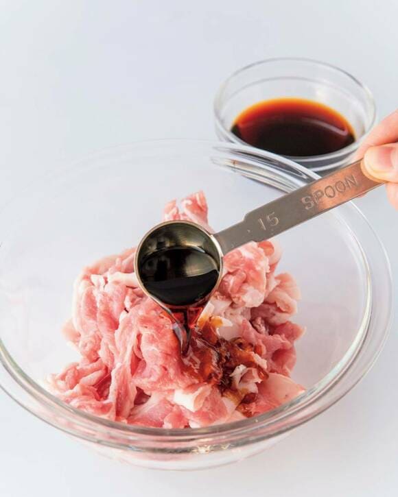 豚肉に和の黄金比ダレ大さじ2をもみ込む