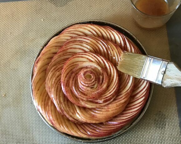 砂糖、バターを、様子を見ながら電子レンジで溶かし、(5)のタルトにたっぷり塗る。