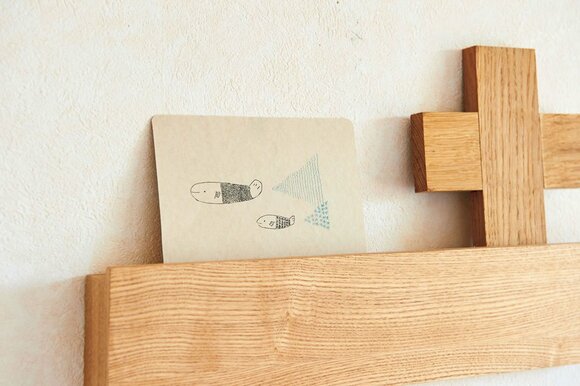 魚のポストカードを飾り棚にさりげなく立てかけて