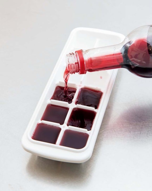 ワインやだしなどは製氷皿で凍らせて料理の風味づけ用のキューブに