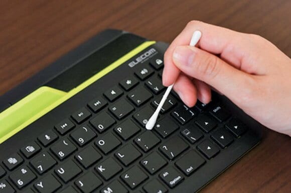 キーボードを綿棒で除菌