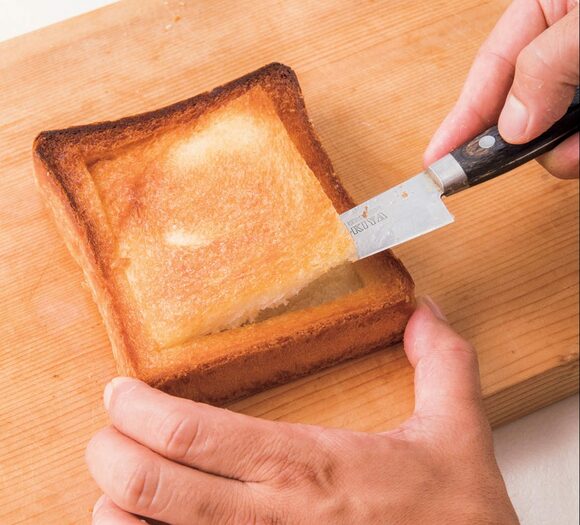 トーストに包丁で中をくりぬく