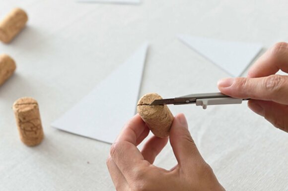コルクの中央にカッターで2、3回切り込みを入れ、3~5mm深さにして厚紙を差し込む