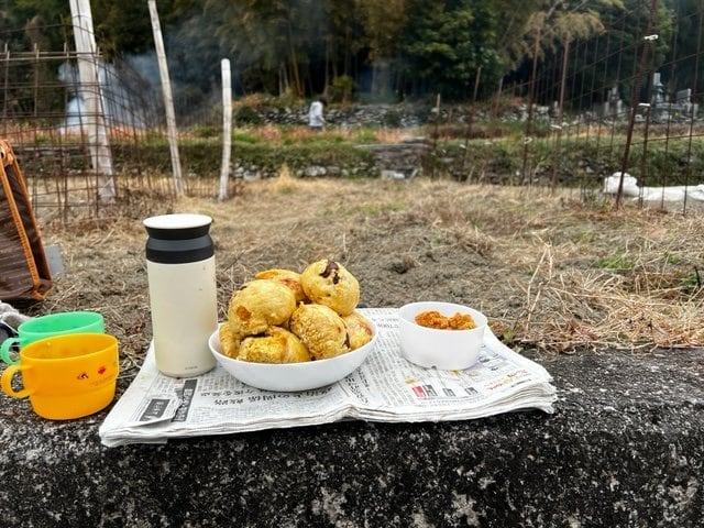 あぜ道で食べるパン
