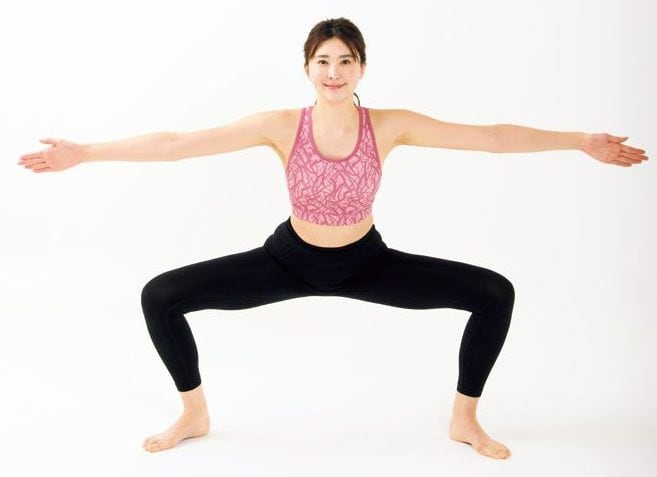 両手両足を大きく広げる