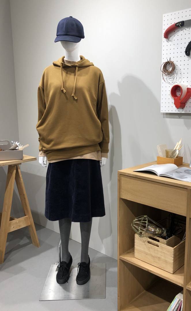 落ち着いた色みのパーカ