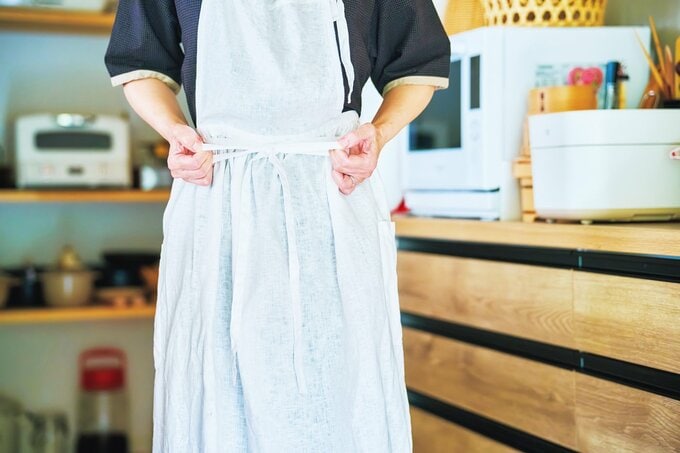 エプロンの紐を結ぶ様子