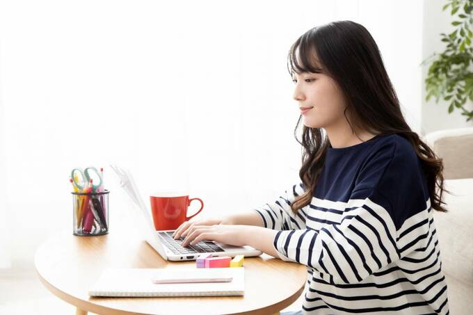 パソコンを操作する女性