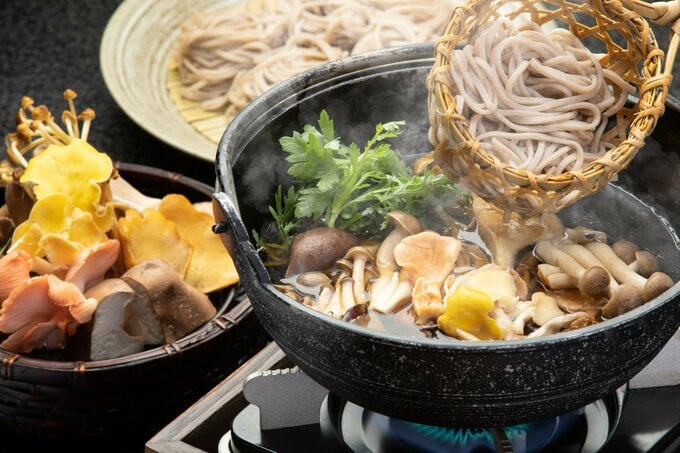たっぷりきのこの投じ蕎麦