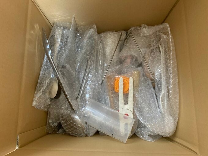 ダンボールの中の食器