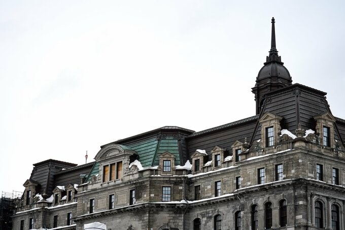 雪が残るカナダの風景