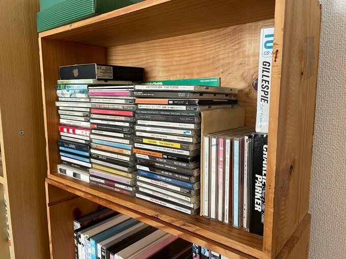 棚にはCDジャケットがずらりと並ぶ
