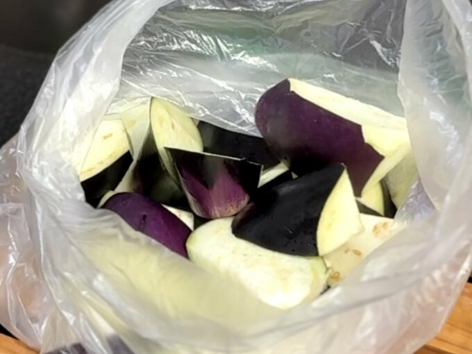 ナス南蛮調理工程2、ナスに片栗粉をまぶす