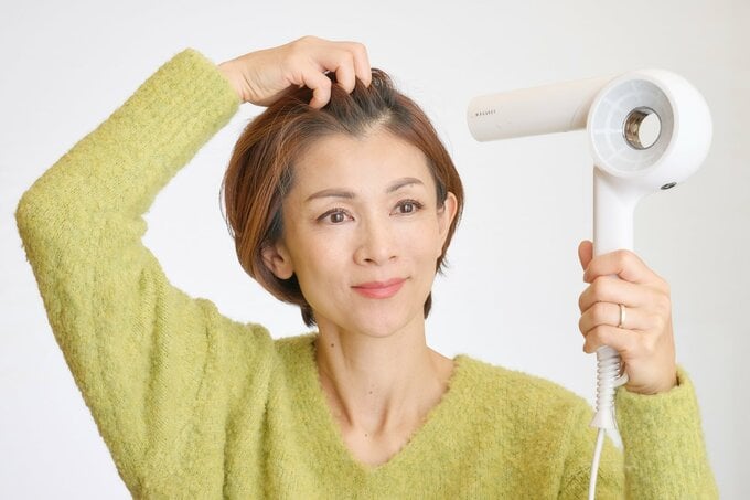 前髪を立ち上げる女性