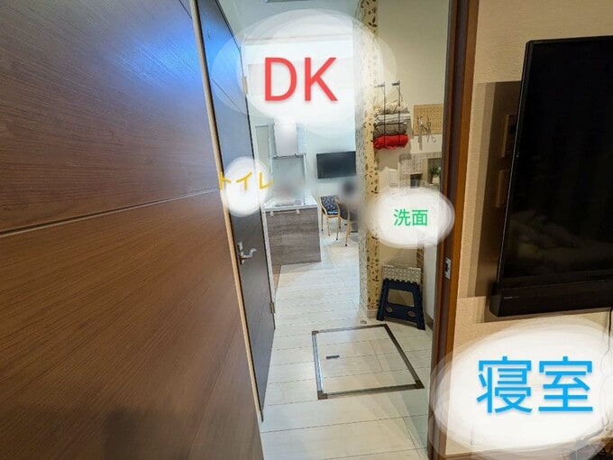 寝室とキッチンの間にある洗面台とトイレ