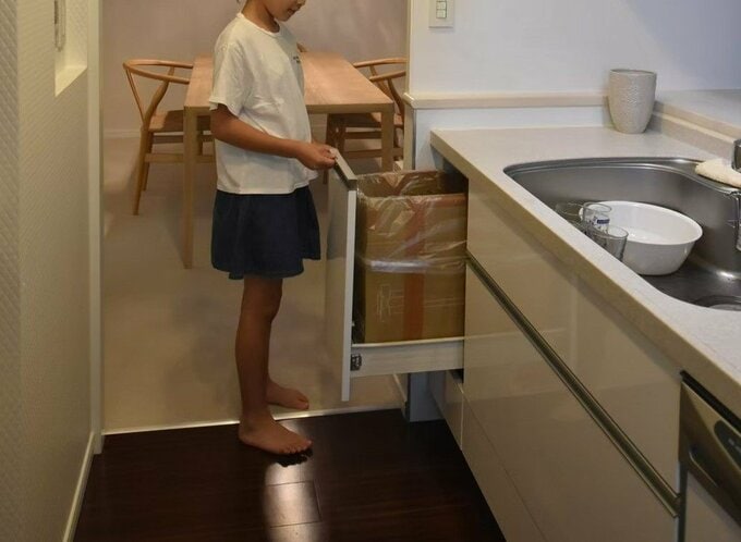 引き出しを開ける子ども