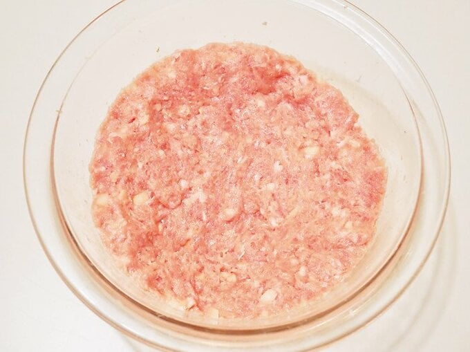 れんこんのみじん切りをこねる