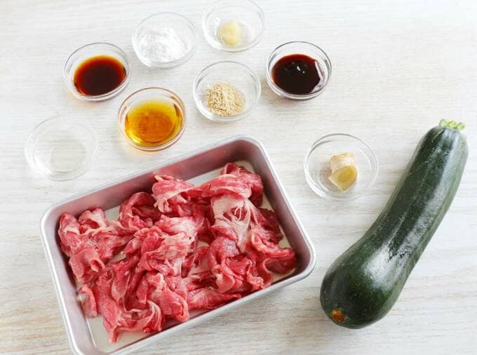 ズッキーニや肉など