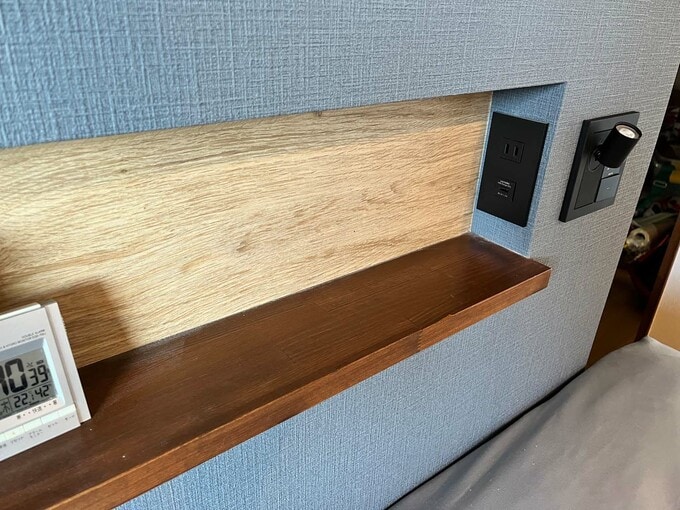 ニッチのサイドにあるコンセント