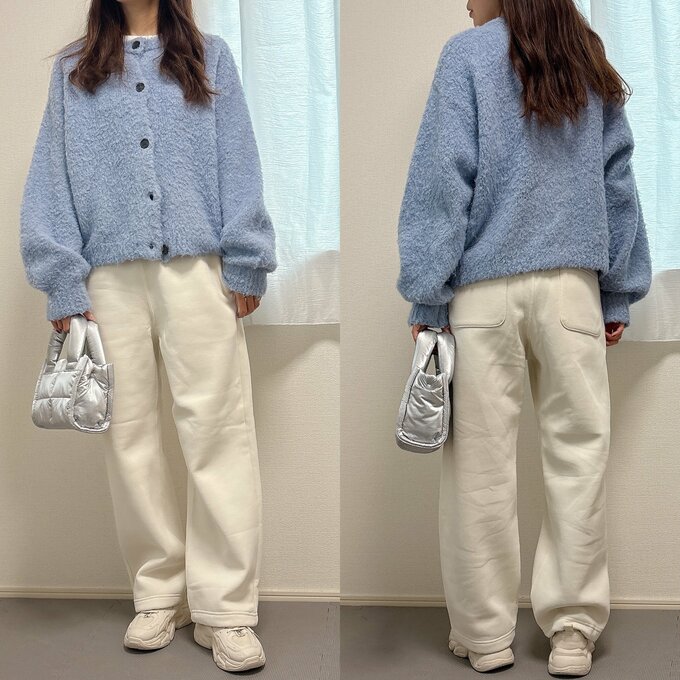 GUパンツと青ニットのコーデ