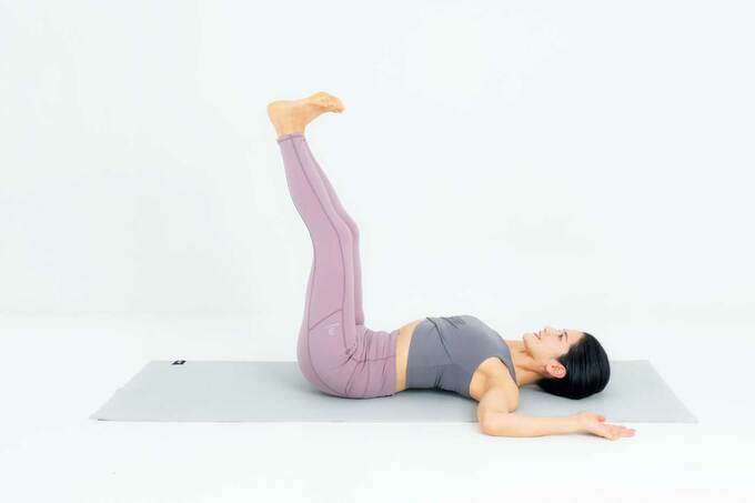 股関節ほぐしをする人