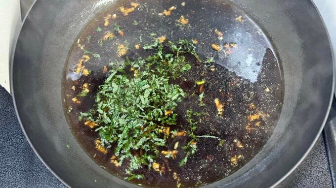 タレに大葉を加える