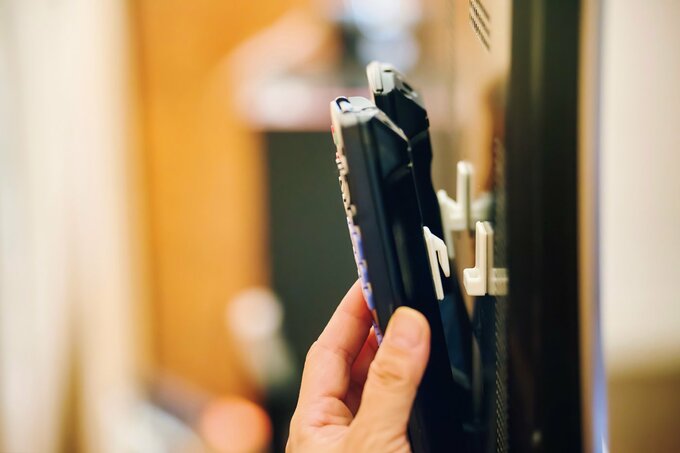 テレビ裏に付けたリモコンのひっかけ収納