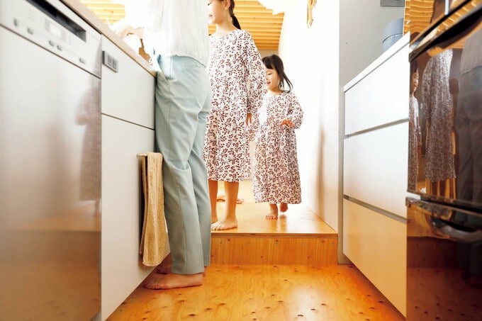 家族と目線を合うよう、キッチンの床は1段下がっている
