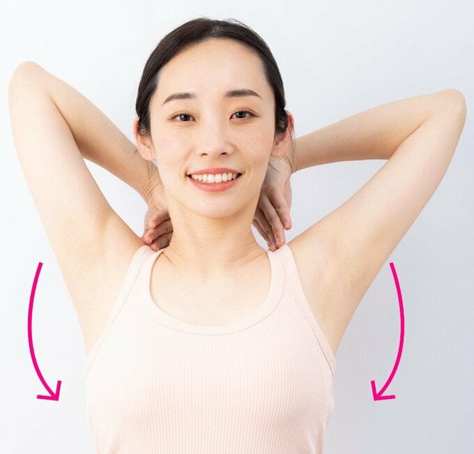 肩回しする女性