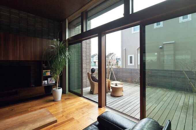 リビングとウッドテラスの床面をフラットに